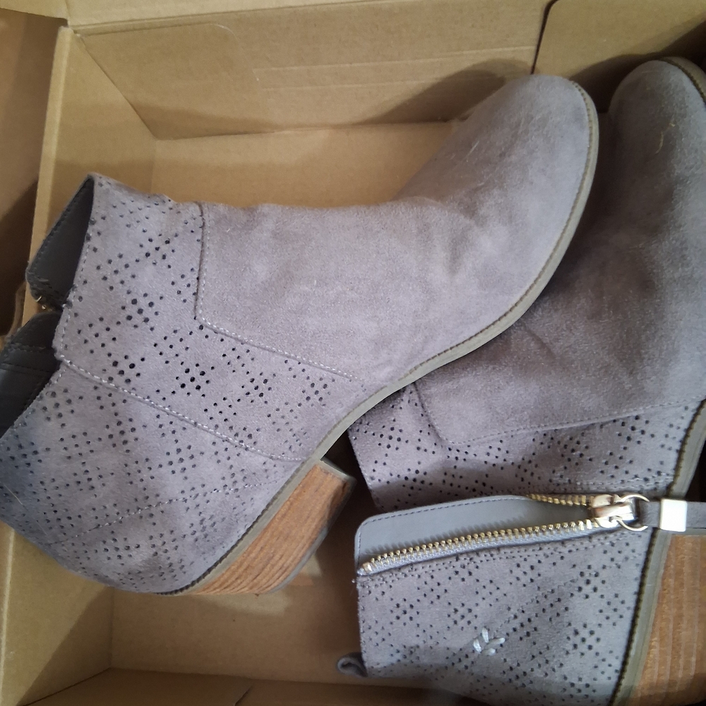 Dr. Scholl's "Be Energized" Gray Ankle Boots with Chunky Sole and Padded Collar